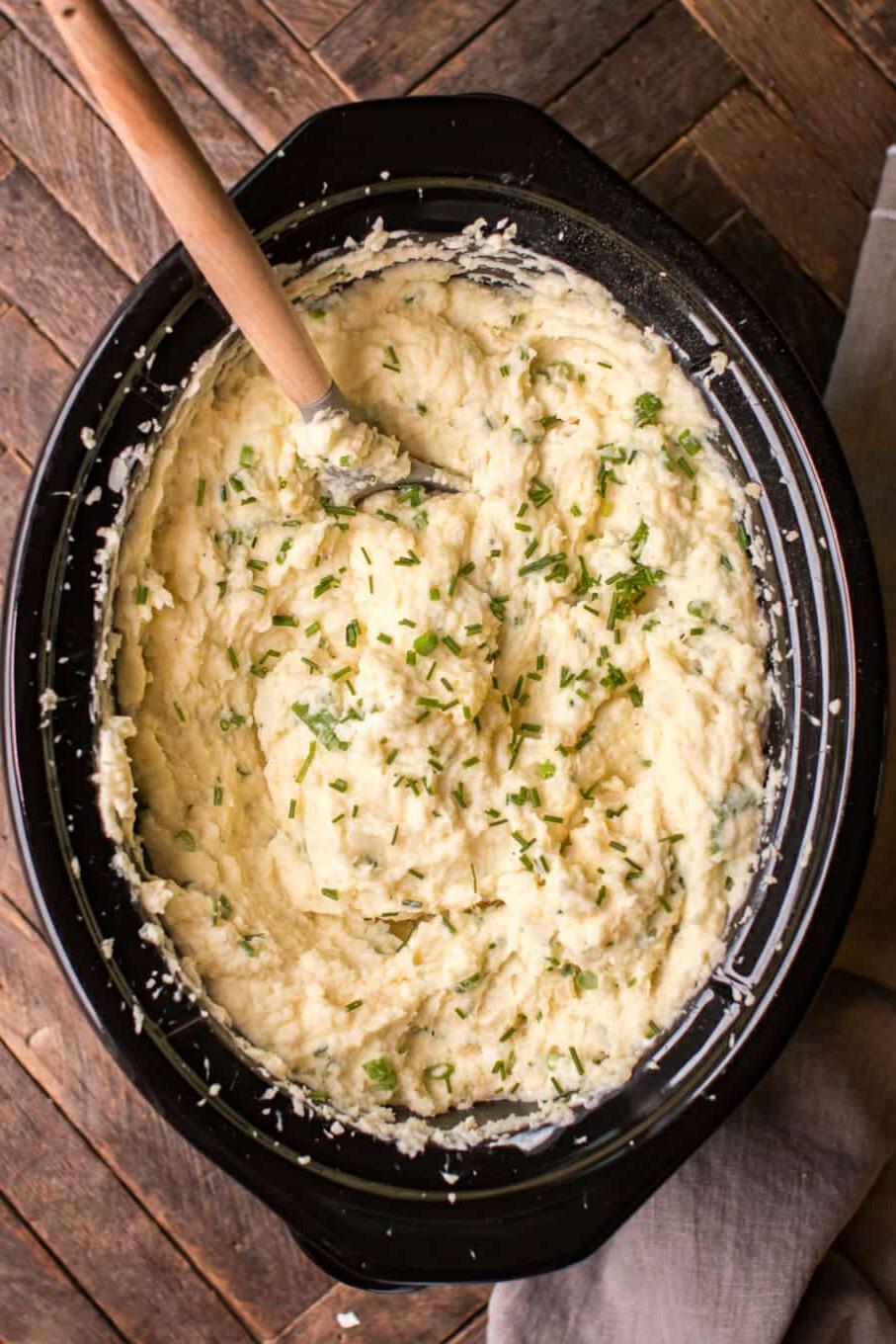 Purè di patate a cottura lenta con panna acida e cipolla 2 Patate in purea con panna acida e cipolla cotte, con un cucchiaio di legno