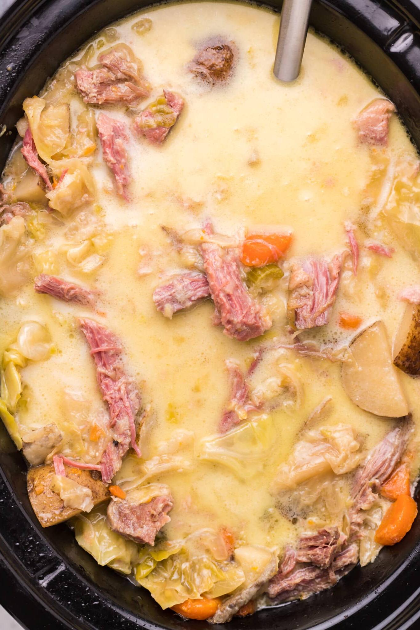 Zuppa Cremosa di Manzo in Salamoia e Cavolo Cotta Lentamente 2 zuppa cremosa di manzo salmistrato e cavolo nella slow cooker