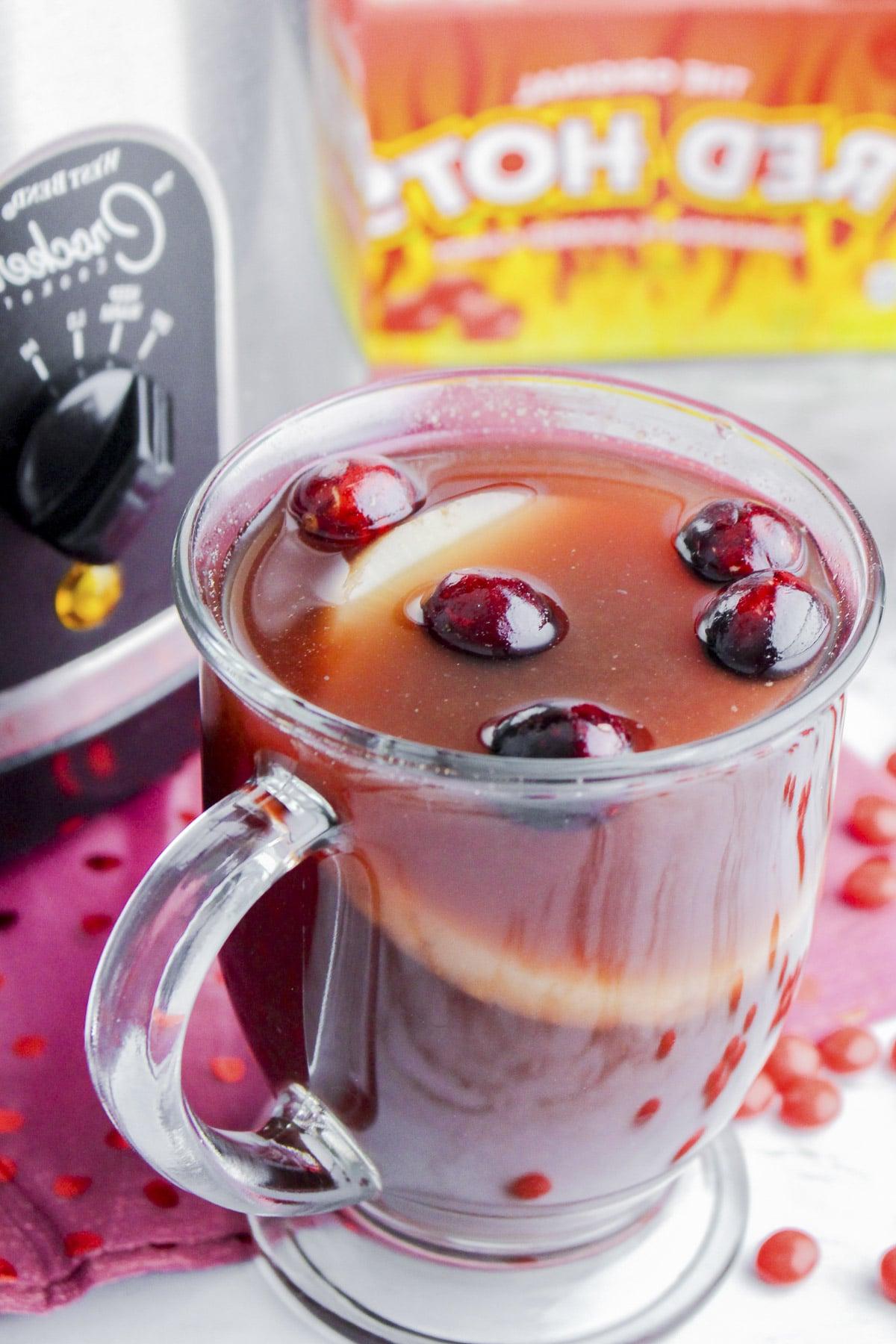 **Punch Piccante alla Cannella per Slow Cooker** 2 Tazza di sidro rosso caldo (punch) davanti allo slow cooker