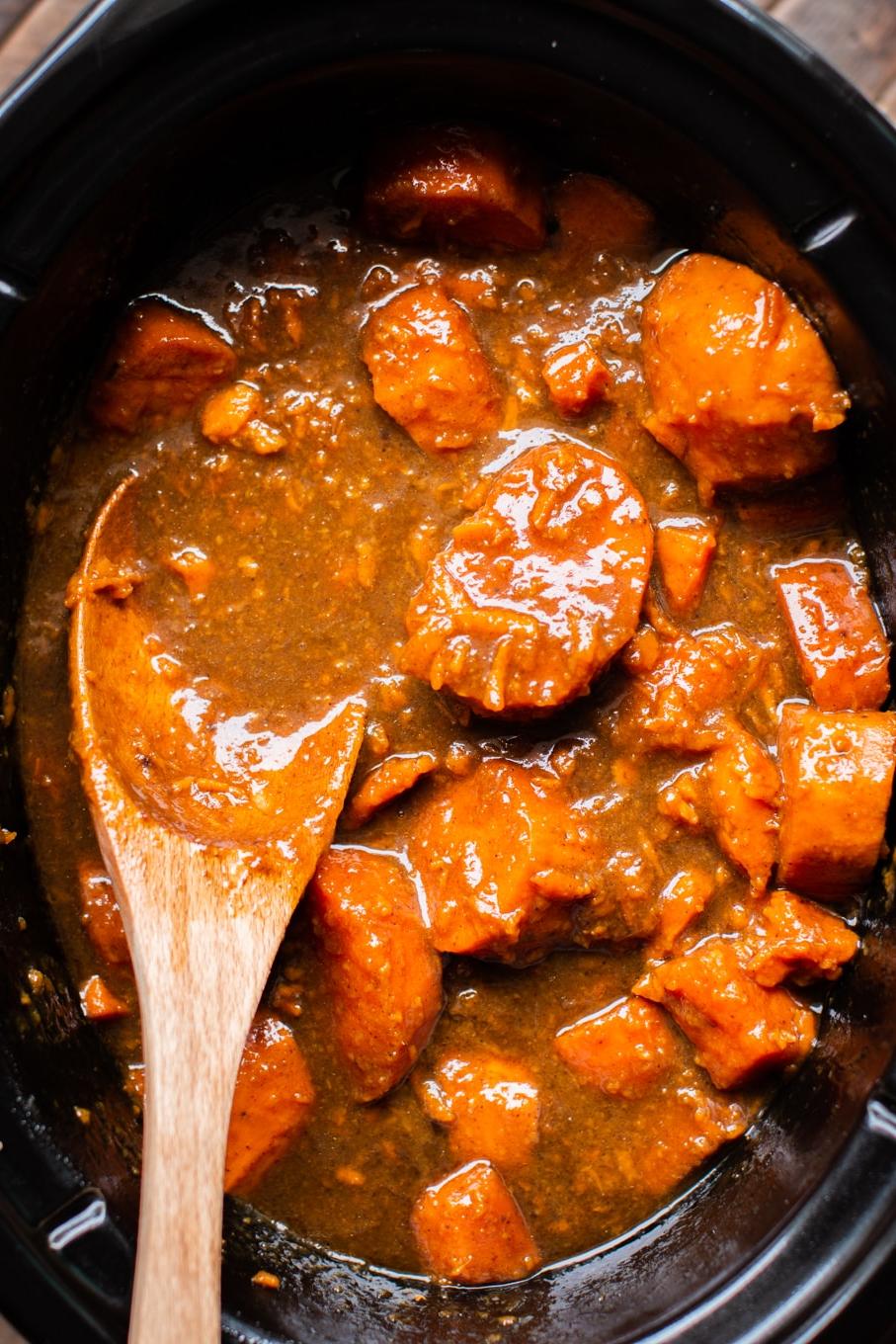 Ignami Canditi a Cottura Lenta 2 Patate dolci cotte nella slow cooker con cucchiaio di legno