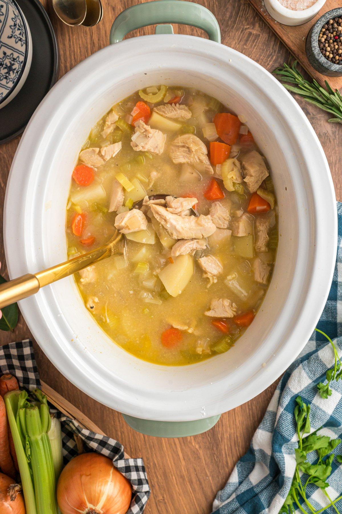 Stufato di Pollo a Cottura Lenta 2 Spezzatino di pollo in slow cooker visto dall'alto.