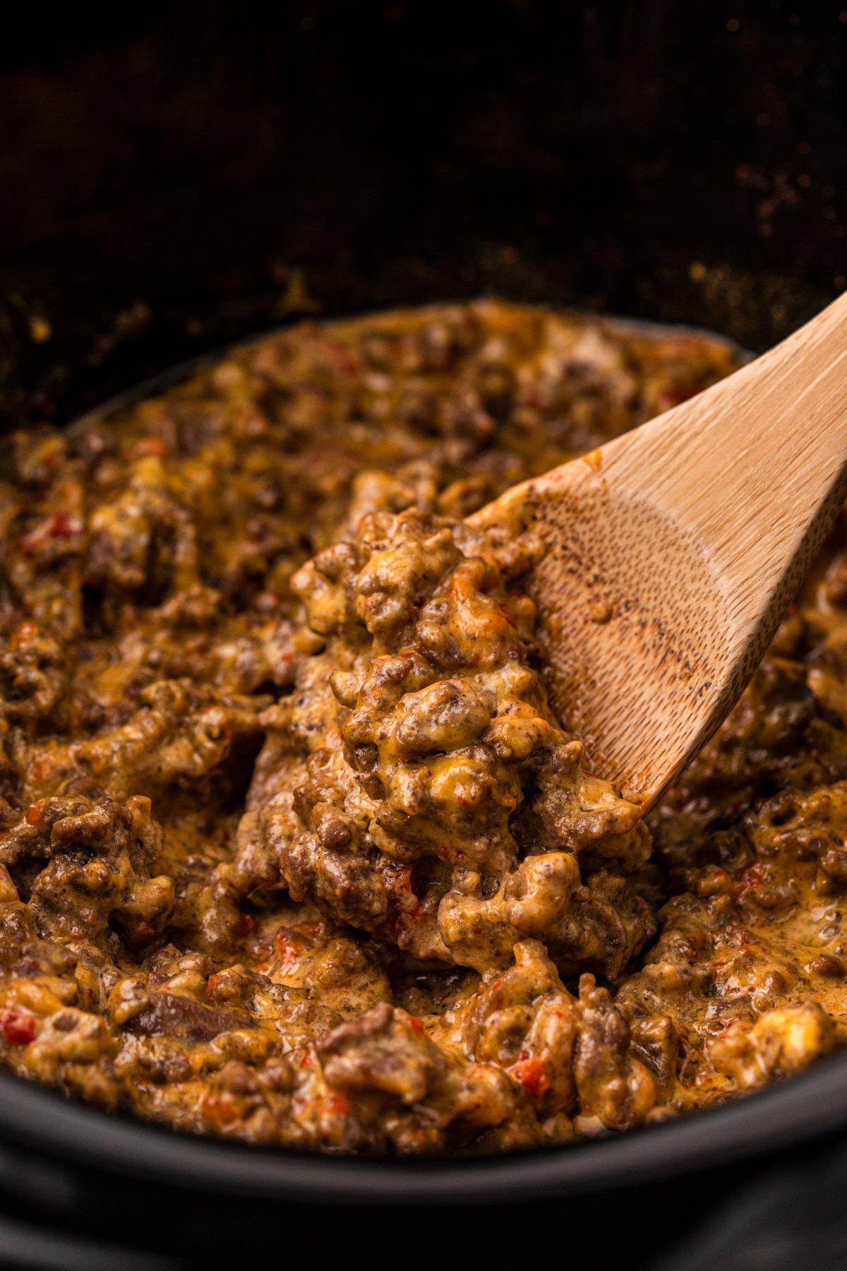 Tacos Rotel a Cottura Lenta 2 Carne macinata, Rotel e formaggio Velveeta in una slow cooker.