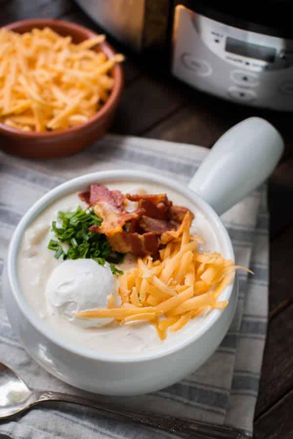 Zuppa Ricca di Pollo, Bacon e Patate in Slow Cooker 2 Ciotola di zuppa di pollo e patate con formaggio, panna acida, pancetta e cipolla verde.