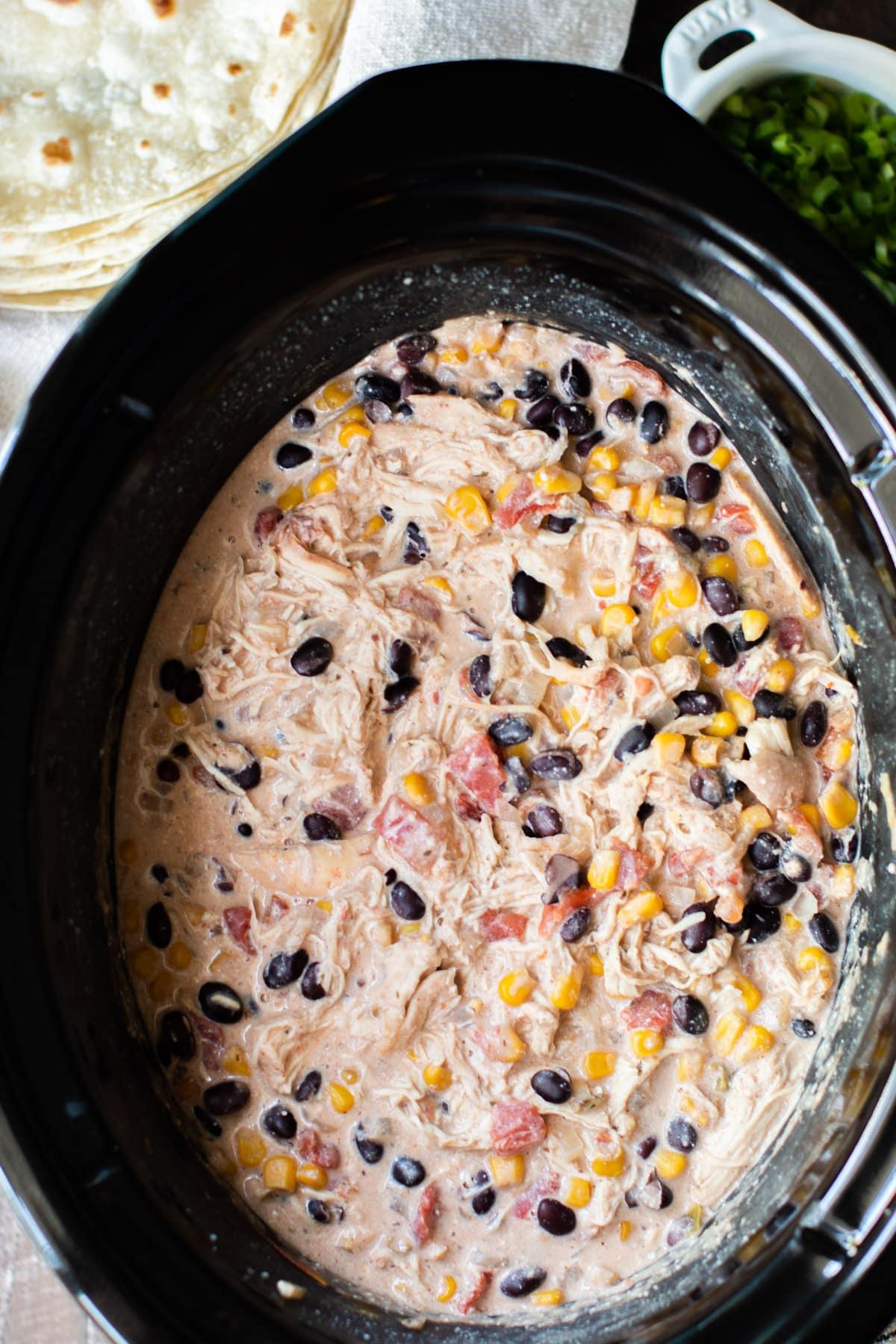 Pollo Fiesta in Slow Cooker 2 Pollo fiesta sfilacciato con mais e fagioli neri