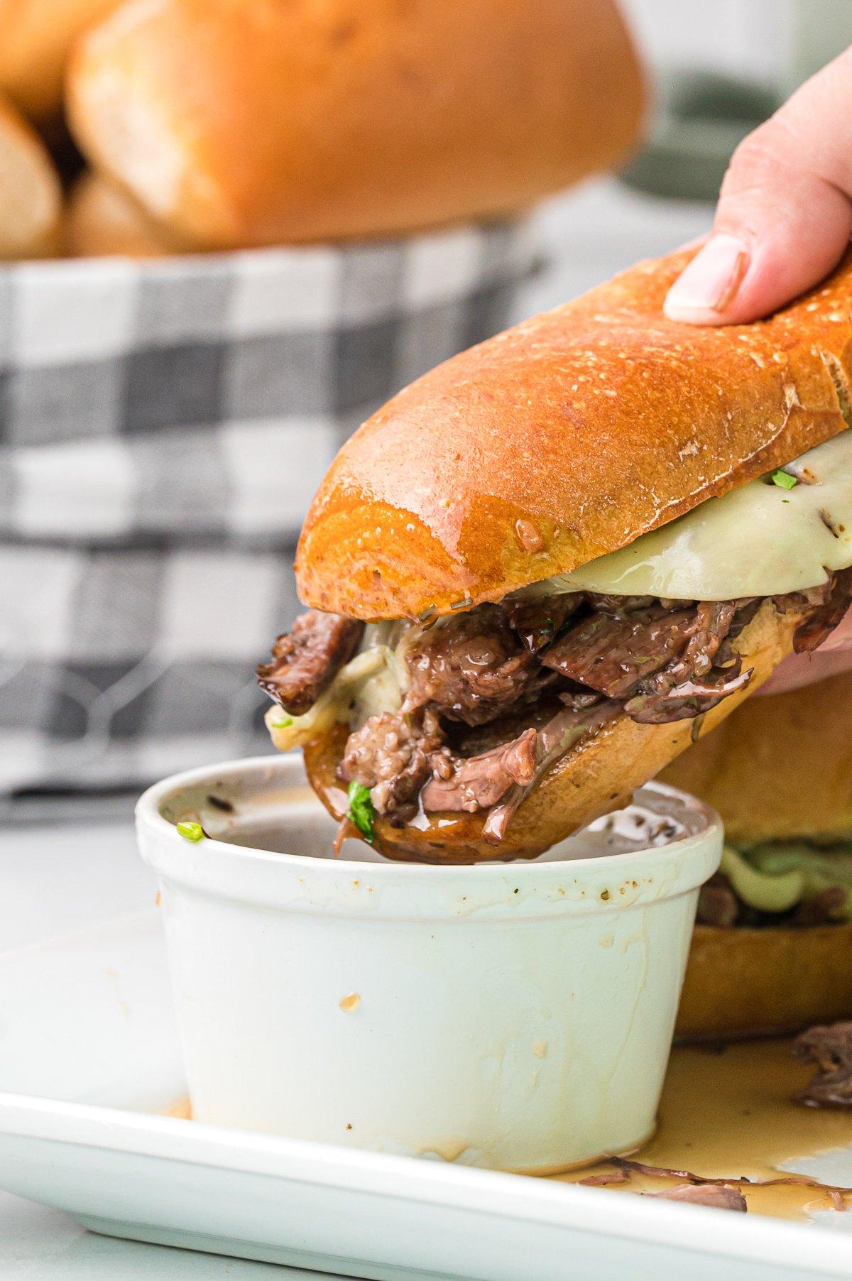 Panini French Dip a Cottura Lenta 2 Panino French Dip immerso nell'au jus.