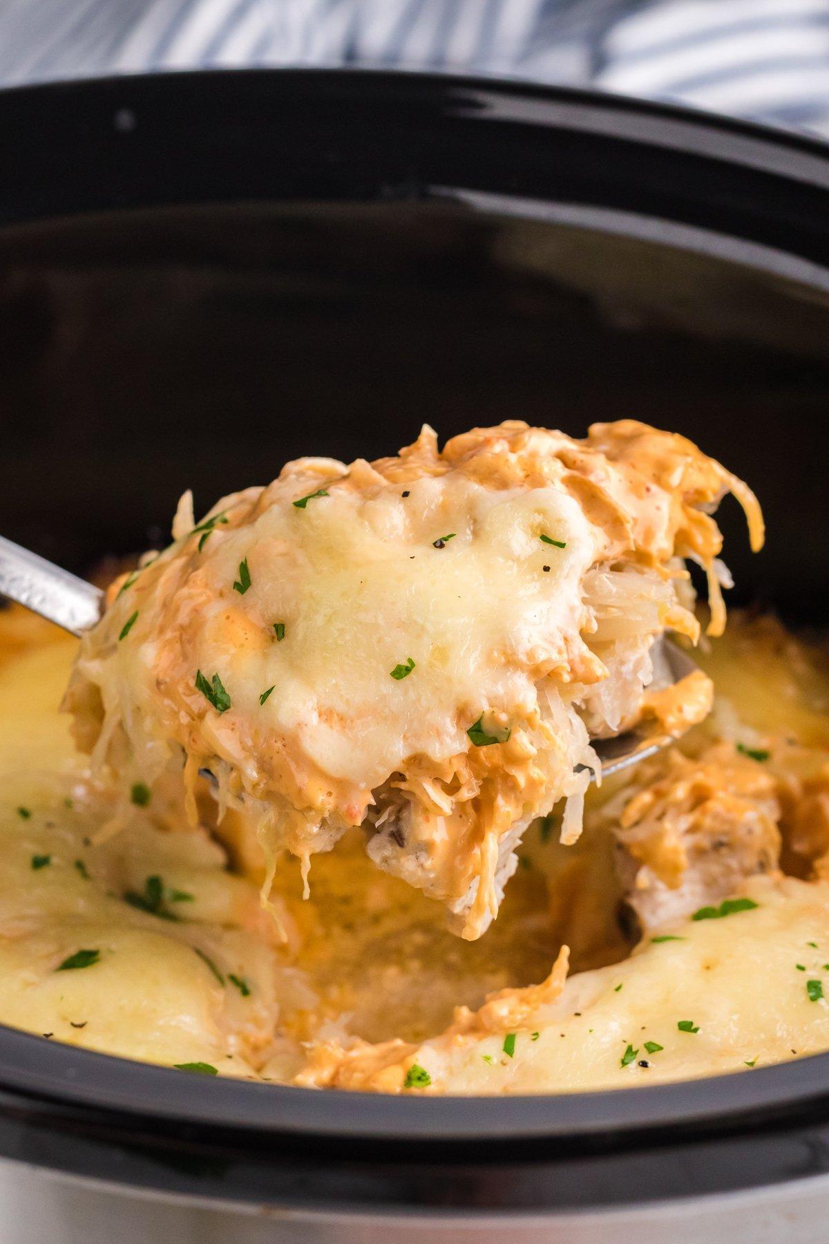 Casseruola di Pollo alla Reuben a Cottura Lenta 2 Sformato di pollo Reuben in slow cooker servito.