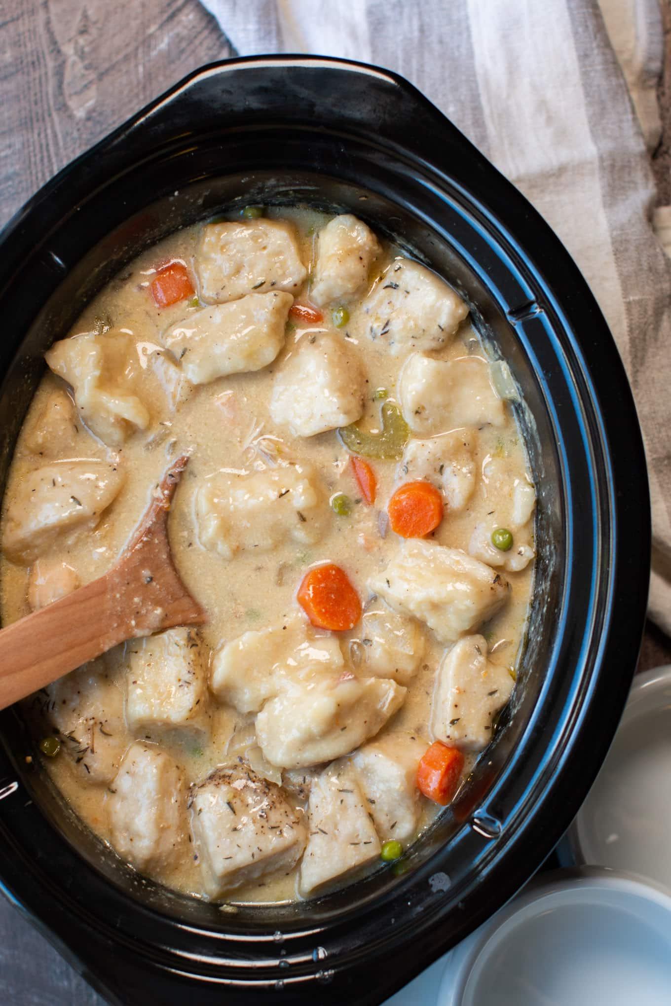 **Pollo e Gnocchi in Pentola a Cottura Lenta {con biscotti in scatola}** 2 Primo piano di gnocchi di pollo in slow cooker.