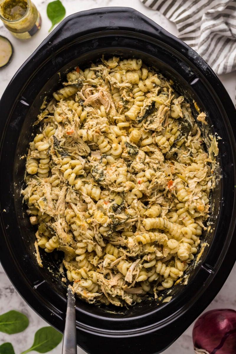 pasta cremosa di pollo spinaci e carciofi nella slow cooker