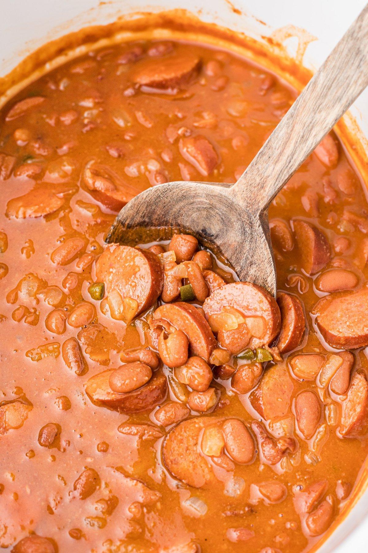 Fagioli cotti con kielbasa in una slow cooker.