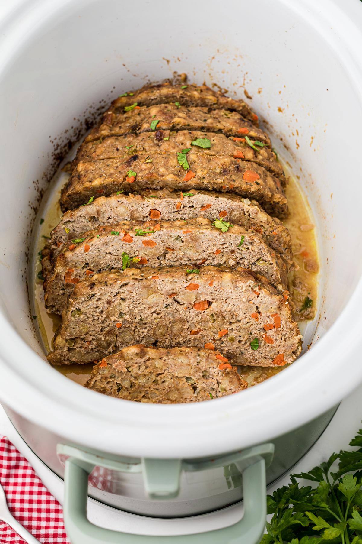**Polpettone di tacchino a cottura lenta (con ripieno cotto in padella)** 2 Polpettone di tacchino in una slow cooker.