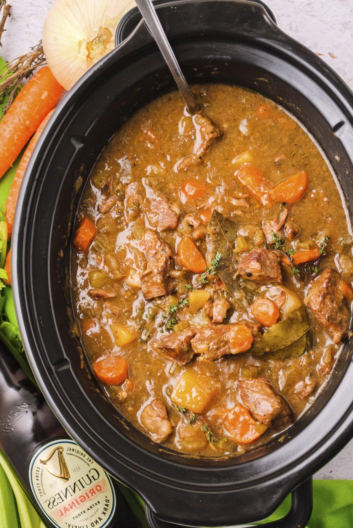 Stufato di Manzo al Guinness a Cottura Lenta 2 Stufato di manzo alla Guinness in slow cooker da vicino