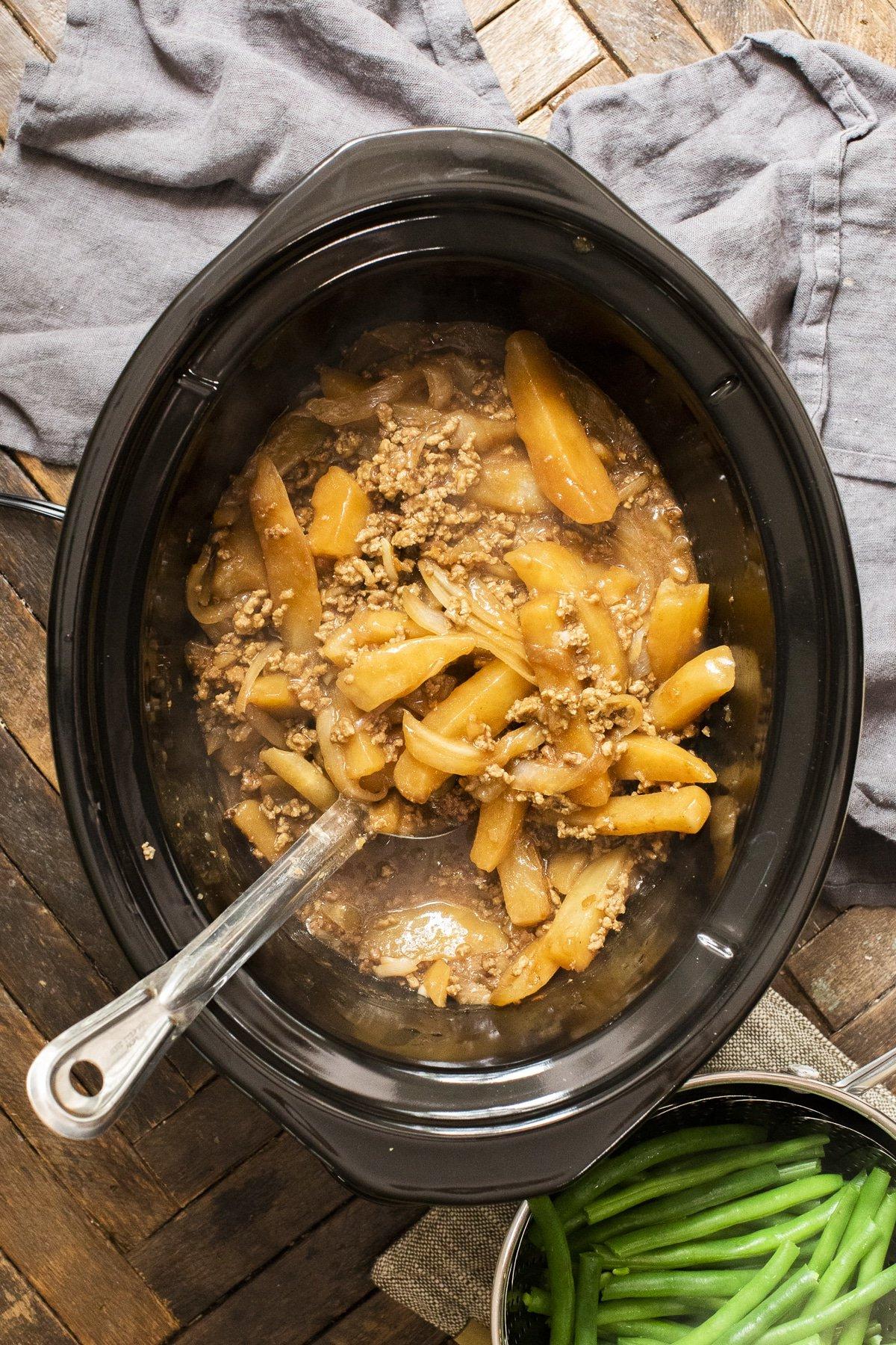 Casseruola di Patate e Hamburger a Cottura Lenta 2 Manzo, patate, cipolle e sugo cotti in slow cooker