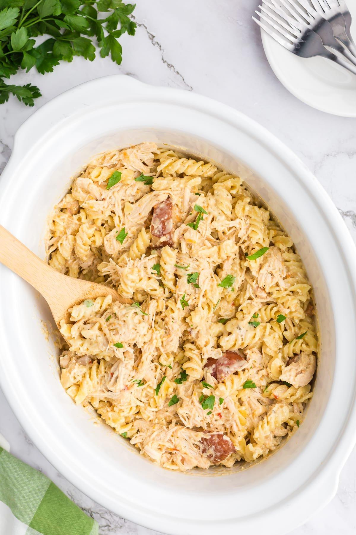 **Pollo all'Aglio e Parmigiano con Pasta a Cottura Lenta** 2 Pasta cremosa al pollo e parmigiano all'aglio cotta lentamente nella slow cooker.