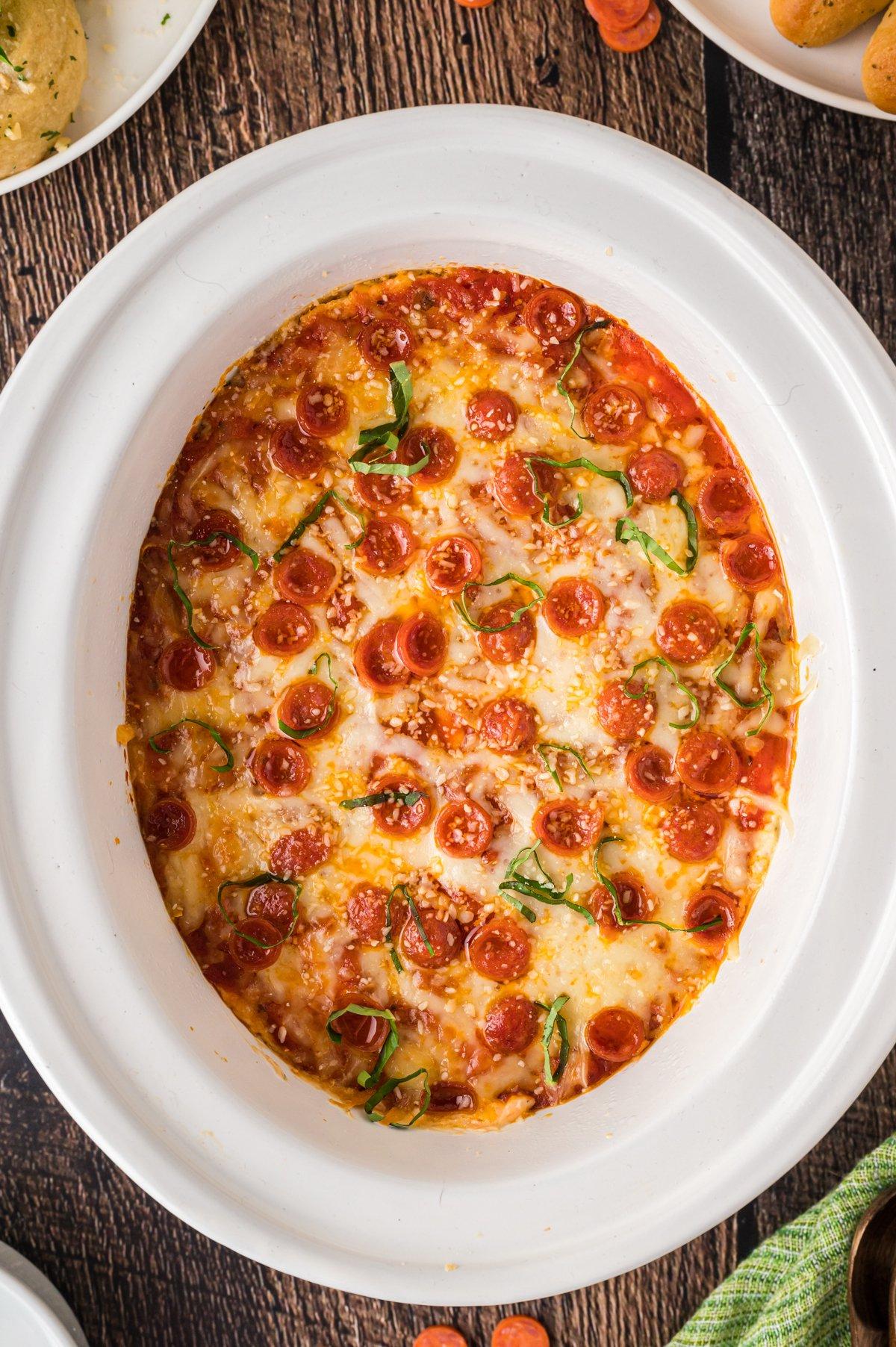 Salsa Pizza a Cottura Lenta 2 Done cooking pizza dip in a crockpot.