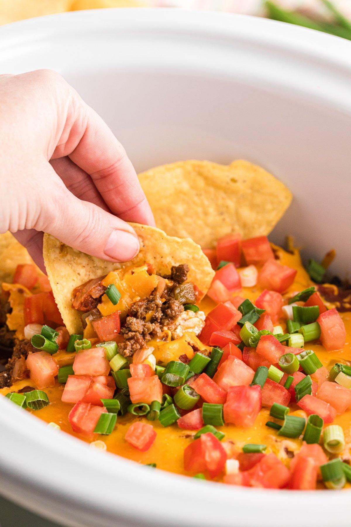 Salsa della Domenica Divertente 2 Patatine tortilla che prendono un po' di dip Sunday Funday dal slow cooker.
