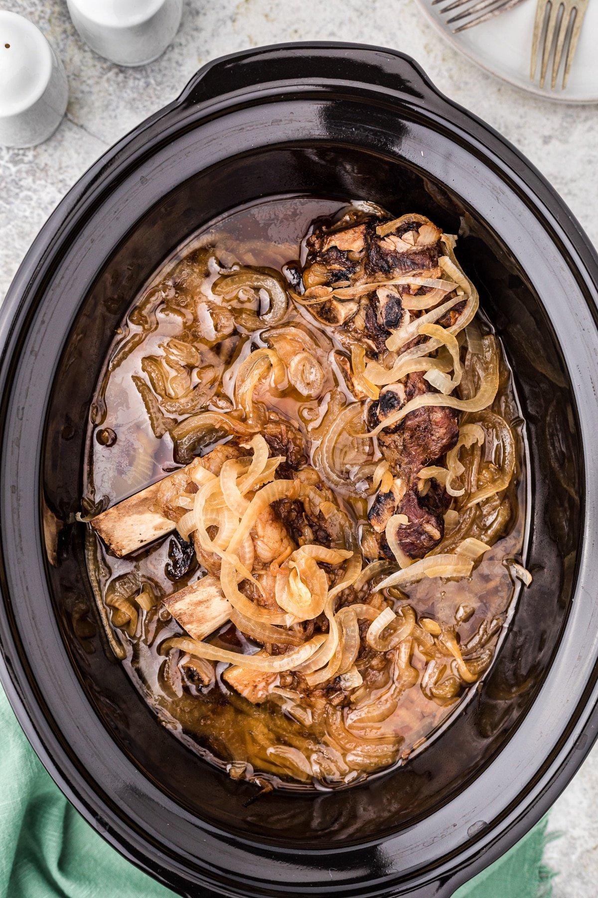 Costolette di manzo e birra pronte nella slow cooker.