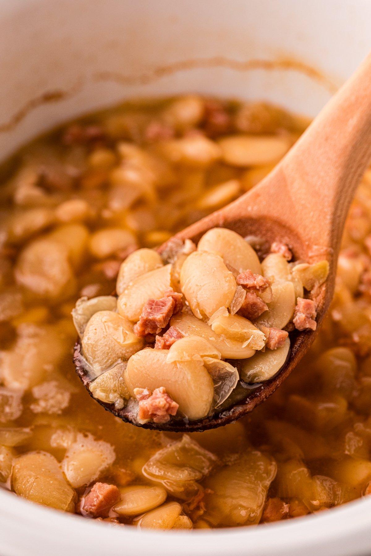 Fagioli di Lima a Cottura Lenta 2 Porzione di fagioli di lima prelevata da una pentola a cottura lenta.