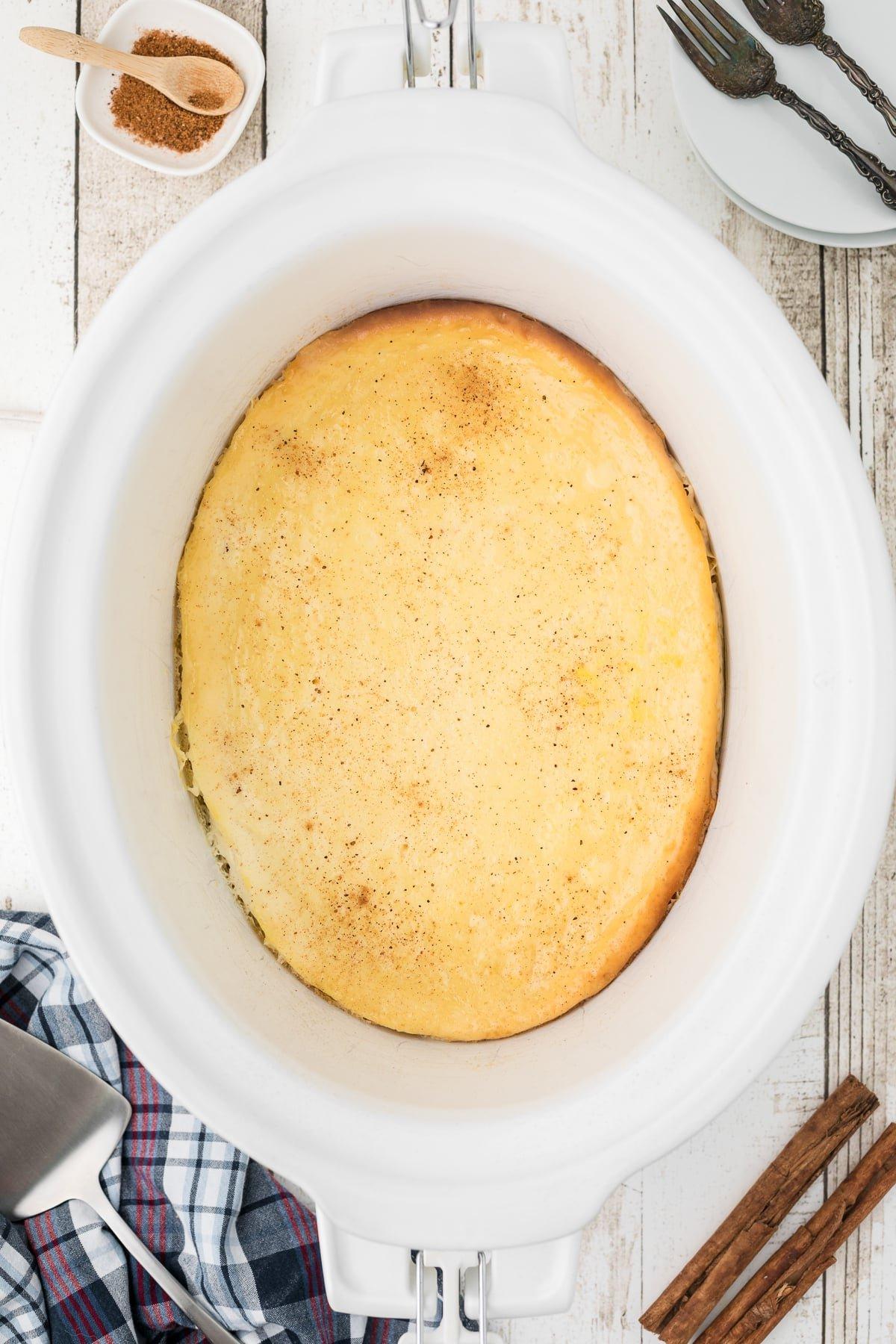 budino al forno in un crockpot.