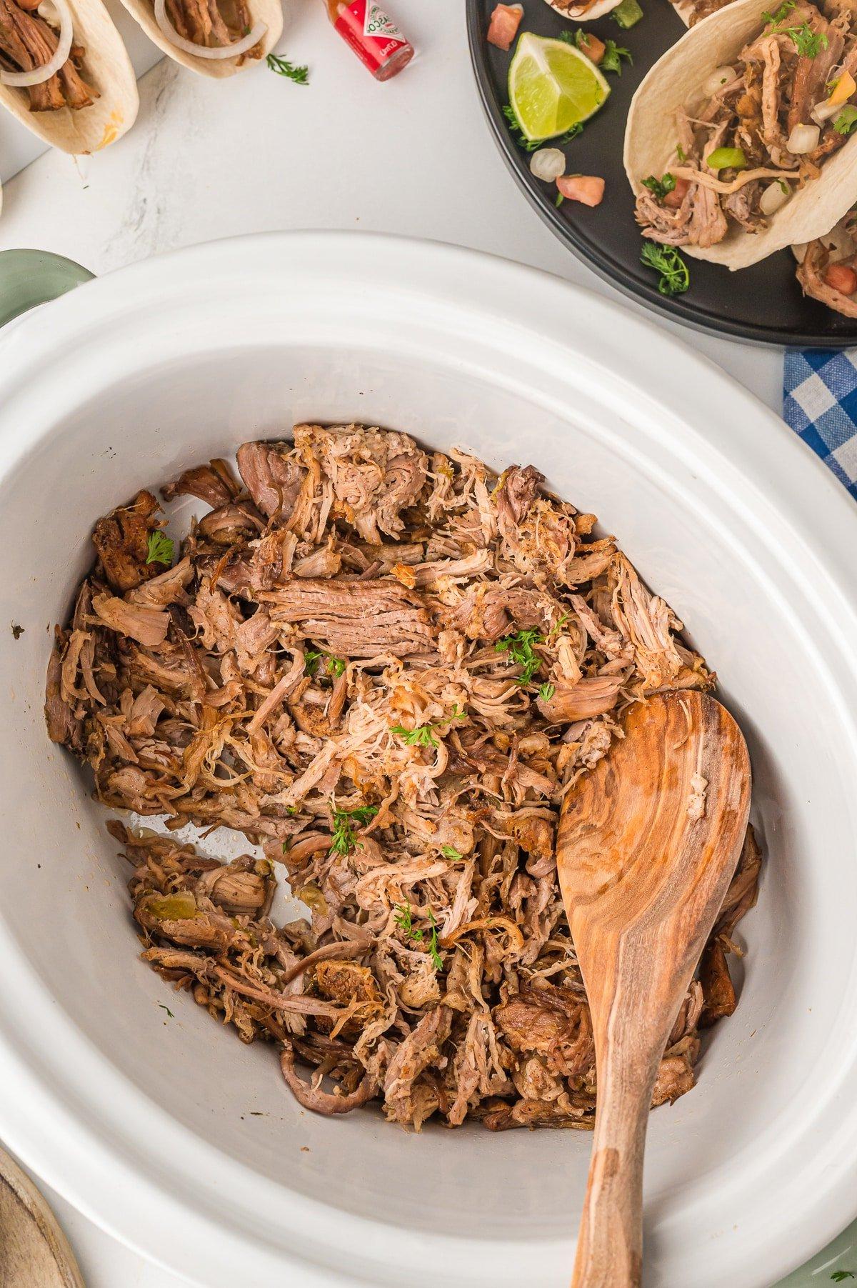 Carnitas nella Pentola a Cottura Lenta 2 carnitas in slow cooker with tacos on the side.