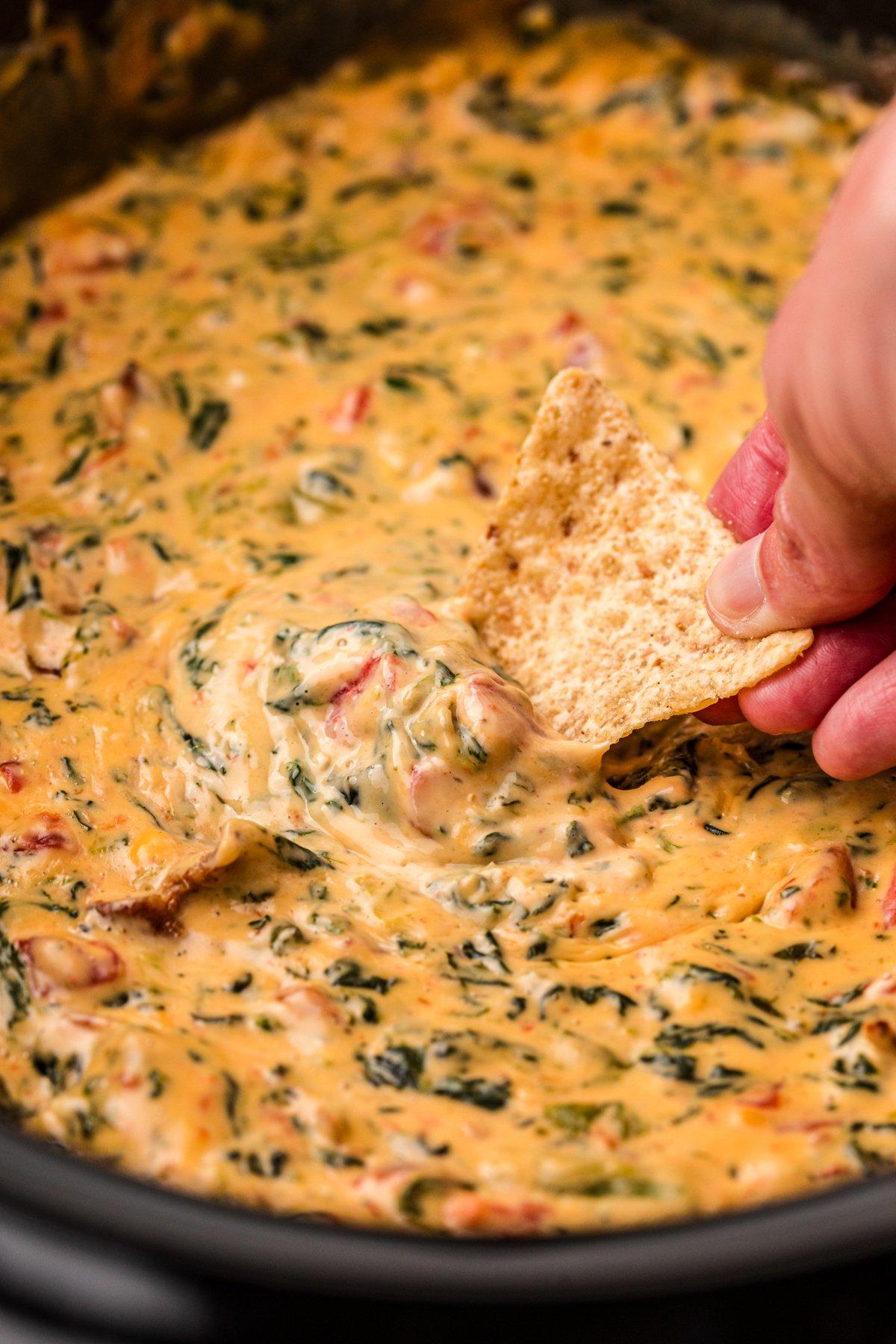 Salsa di Formaggio e Spinaci a Lenta Cottura 2 Velveeta spinaci dip con un chip.