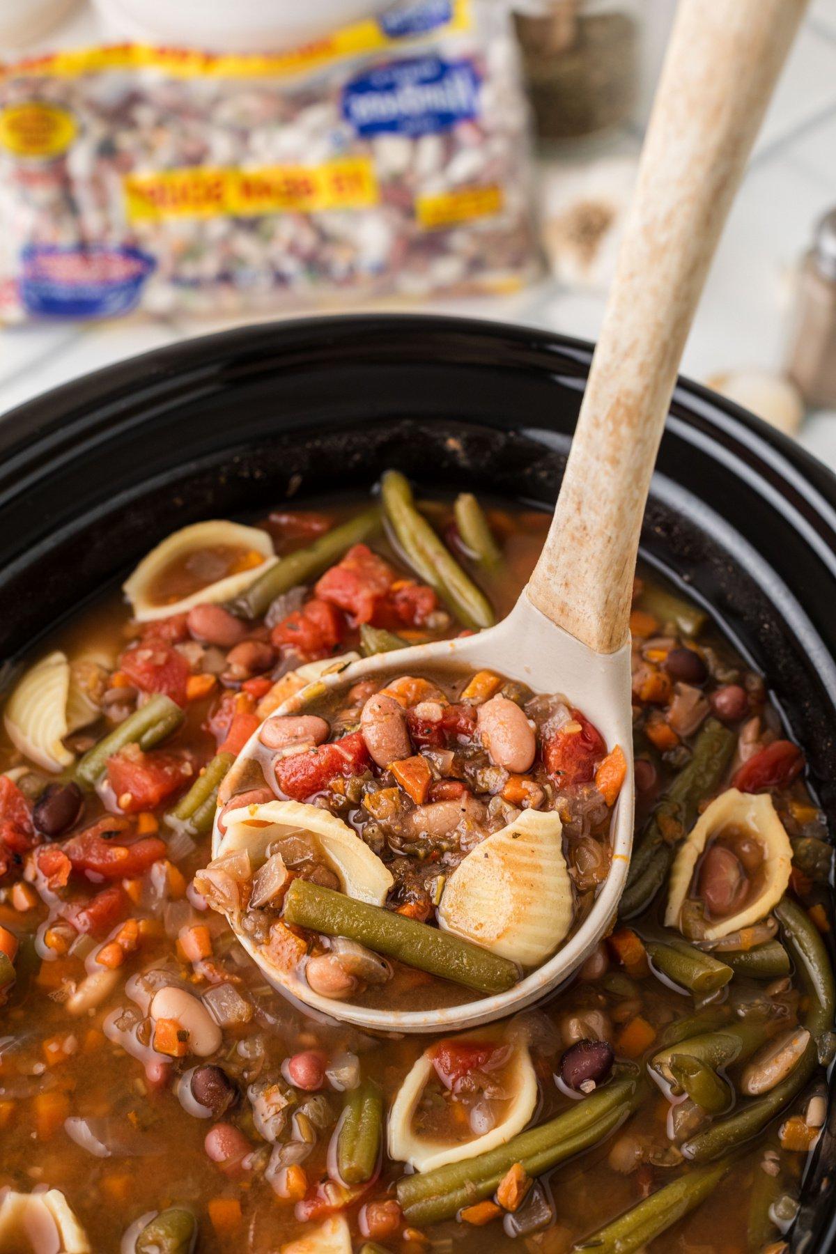 Minestrone di 15 Legumi a Cottura Lenta {Vegetariano} 2 Minestrone 15 legumi in pentola a cottura lenta con mestolo.