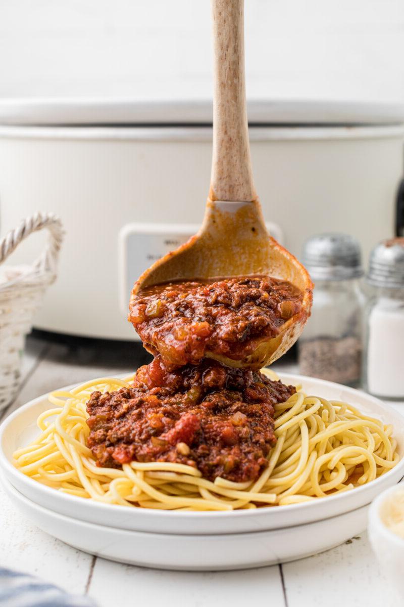 Ragù di Cervo Cotto Lentamente 2 Ragù di cervo versato sugli spaghetti.