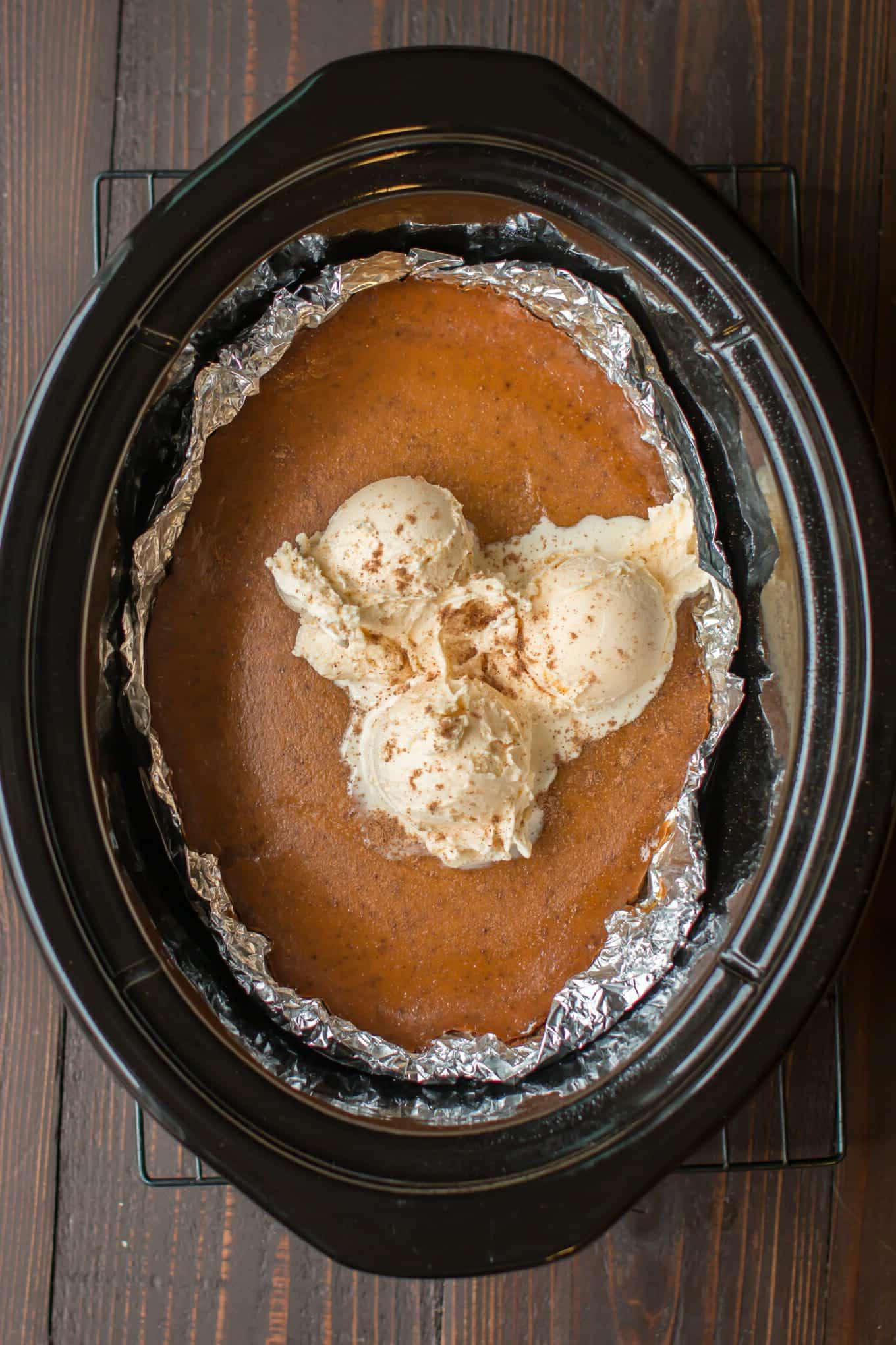Torta di Zucca Senza Crosta allo Zucchero di Canna a Cottura Lenta 2 Torta di zucca senza crosta cotta in slow cooker con gelato sopra.
