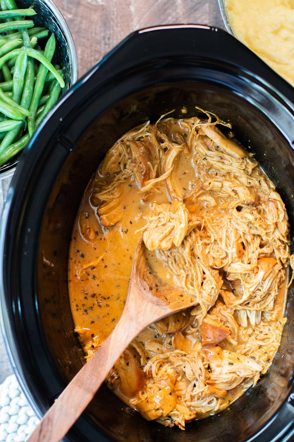 Pollo al Miele e Senape in Pentola a Cottura Lenta 2 Pollo al miele e senape cremoso e sfilacciato in una slow cooker.
