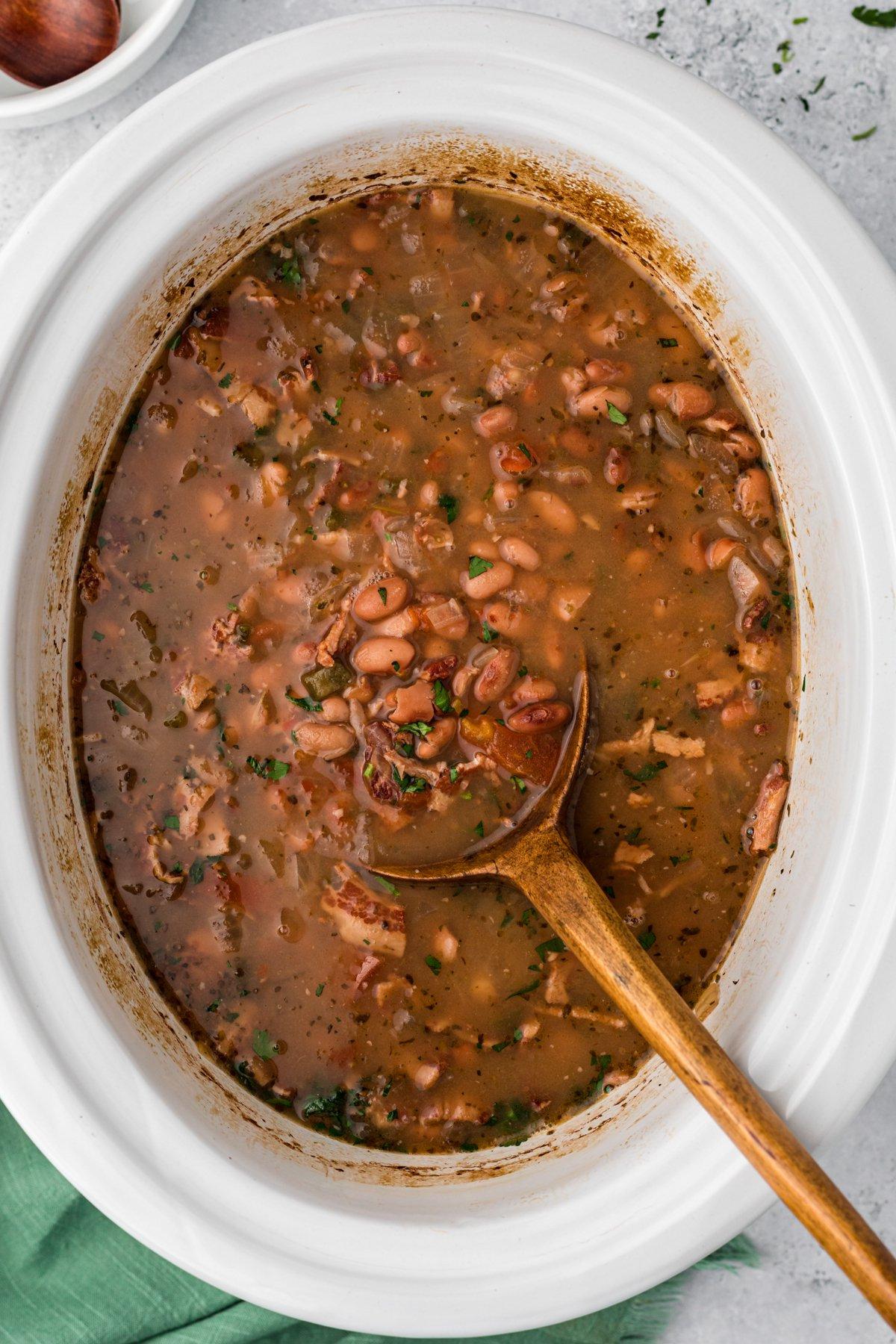 Fagioli Charro alla Cottura Lenta 2 Fagioli charro cotti in una slow cooker.