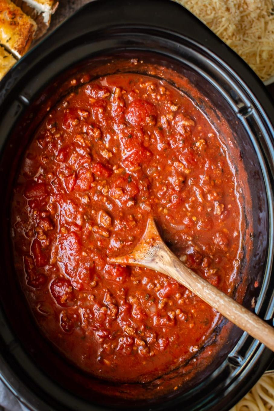 Sugo per Spaghetti a Cottura Lenta 2 Sugo per spaghetti cotto in primo piano nella slow cooker.