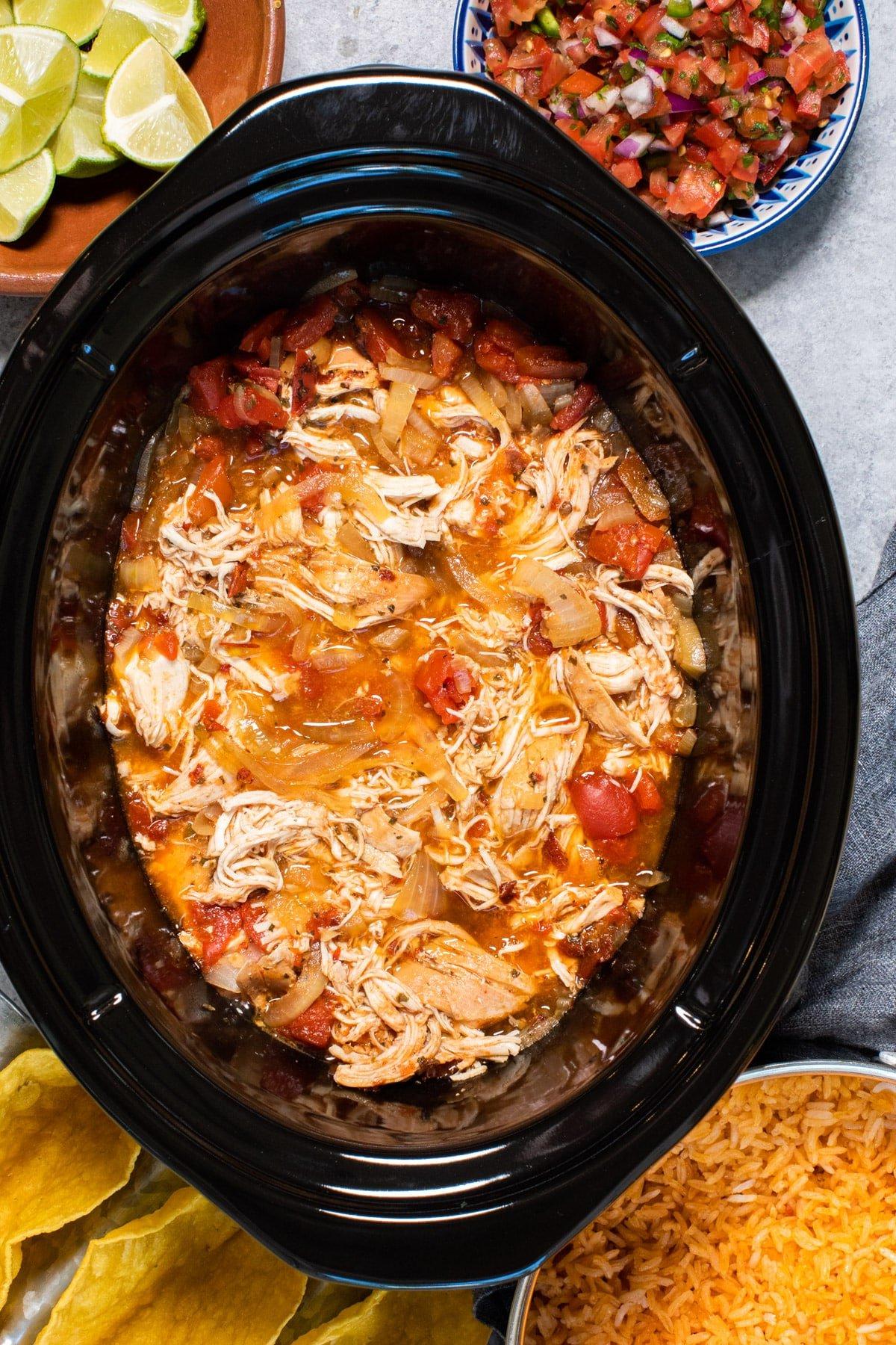Pollo Tinga a Cottura Lenta 2 Pollo Tinga in slow cooker con riso e salsa a lato.