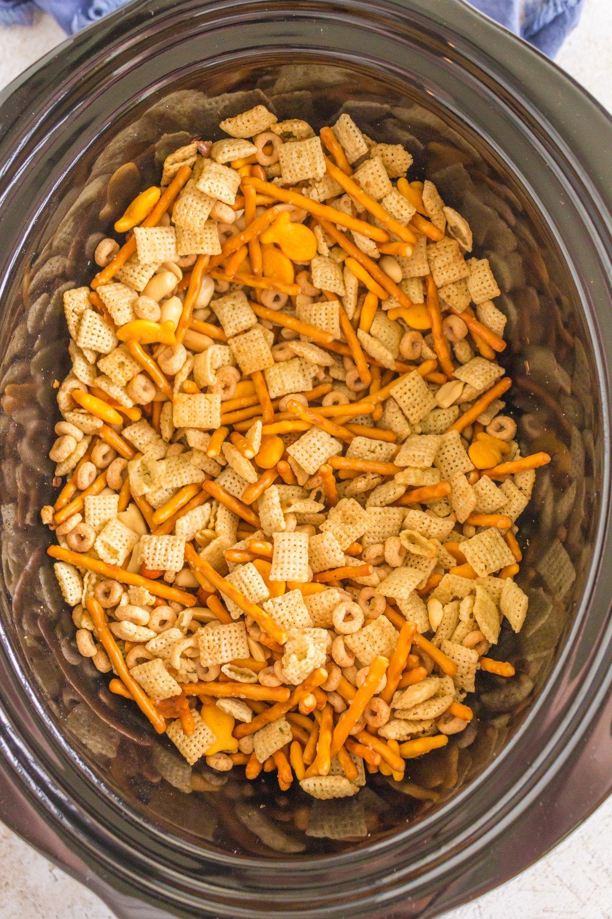 Mix Chex al Ranch per Cottura Lenta 2 Foto dall'alto del Chex Mix al Ranch nella slow cooker.