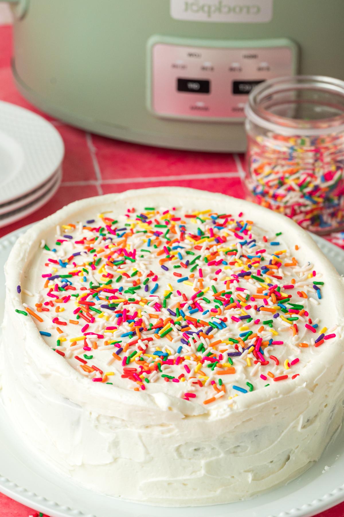 Torta di compleanno cotta nella slow cooker su un piatto.