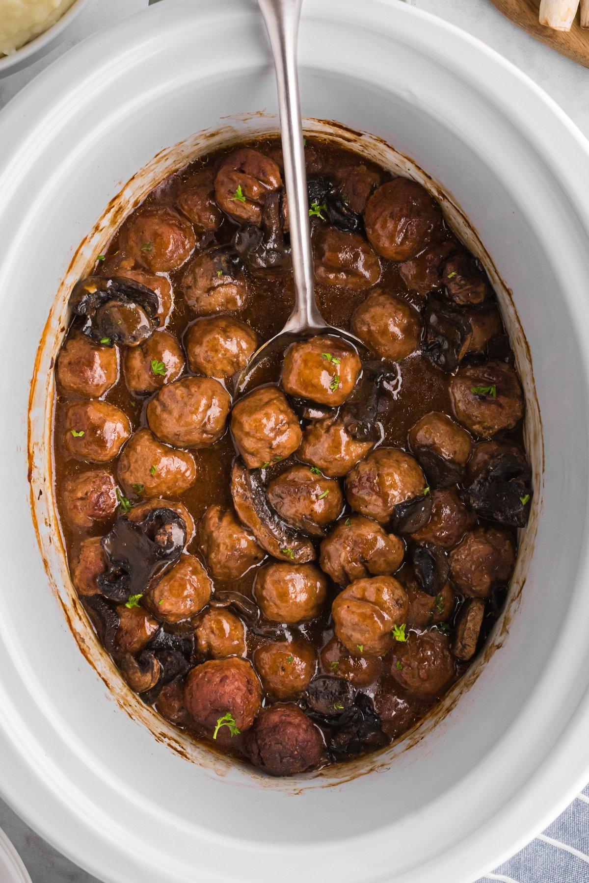 Polpette alla Salisbury 2 Slow cooker içinde Salisbury biftek köfteleri.