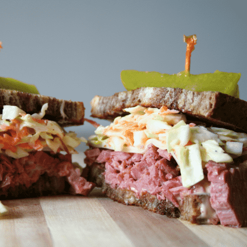Panini Reuben a Cottura Lenta 2 Panino Reuben con salsa russa fatta in casa tagliato a metà su tagliere