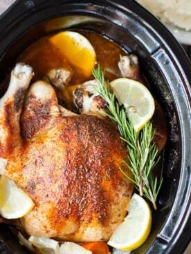 Pollo Intero in Slow Cooker 11 Primo piano di un pollo intero nei suoi succhi.