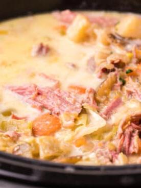 Zuppa Cremosa di Manzo in Salamoia e Cavolo Cotta Lentamente 11 primo piano della zuppa di manzo salmistrato e cavolo, pronta