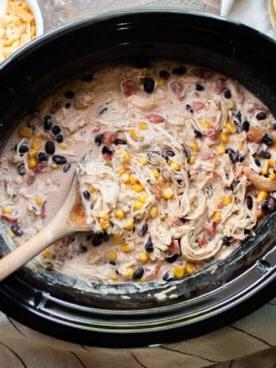 Pollo Fiesta in Slow Cooker 11 pollo sfilacciato con mais e fagioli nella pentola a cottura lenta
