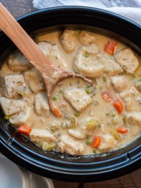 **Pollo e Gnocchi in Pentola a Cottura Lenta {con biscotti in scatola}** 11 Gnocchi di pollo cotti nella slow cooker con un cucchiaio all'interno.