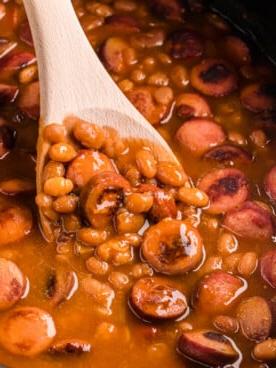 Berretti e Würstel 11 Primo piano di Fagioli e Würstel nella slow cooker.