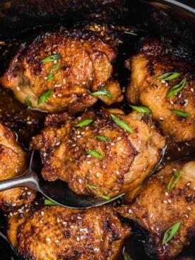 **Cosce di Pollo Teriyaki a Cottura Lenta** 11 Prendere le cosce di pollo teriyaki dalla slow cooker con un mestolo.