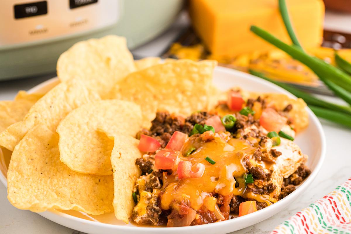 Salsa della Domenica Divertente 11 Un piatto di dip Sunday Funday al slow cooker con patatine tortilla.