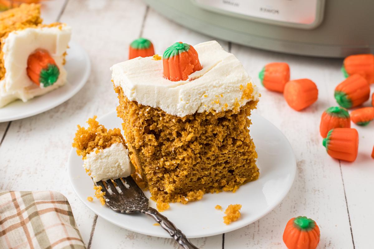 Quadrotti di Zucca Cotti Lentamente 12 Una barretta di zucca a cottura lenta su un piatto con una forchetta.