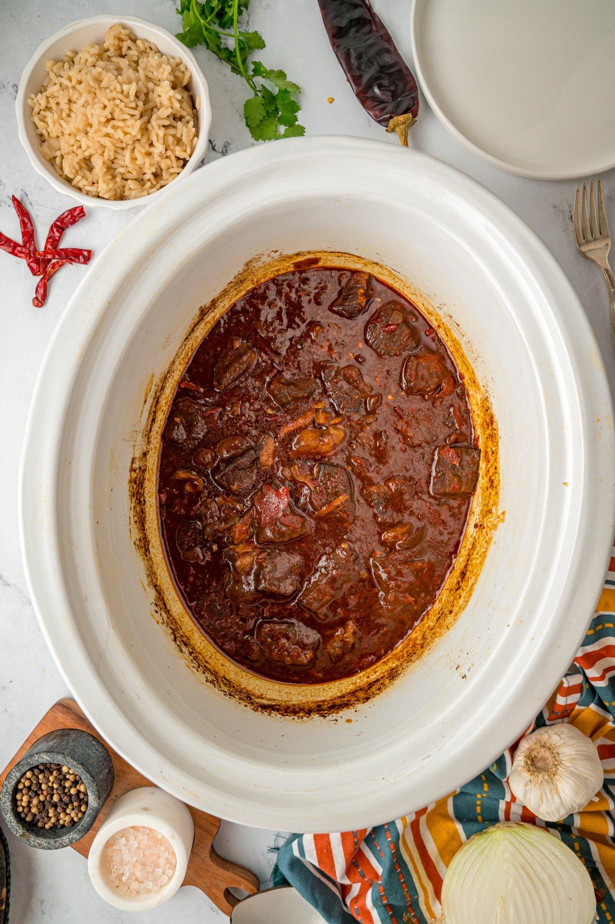 Chile Colorado al slow cooker dopo la cottura.