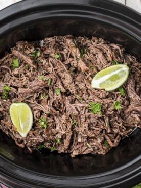 Manzo Sfilacciato Messicano a Cottura Lenta 12 Manzo sfilacciato messicano nel slow cooker con 2 lime sopra