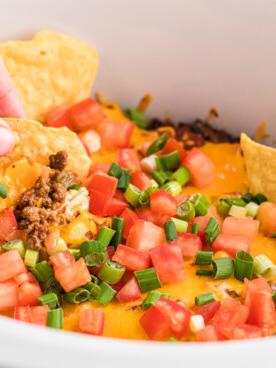 Salsa della Domenica Divertente 12 Una patatina tortilla che prende un po' di dip Sunday Funday dal slow cooker.