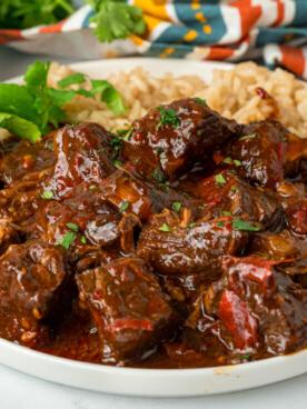 Close-up di una porzione di Chile Colorado al slow cooker in un piatto.