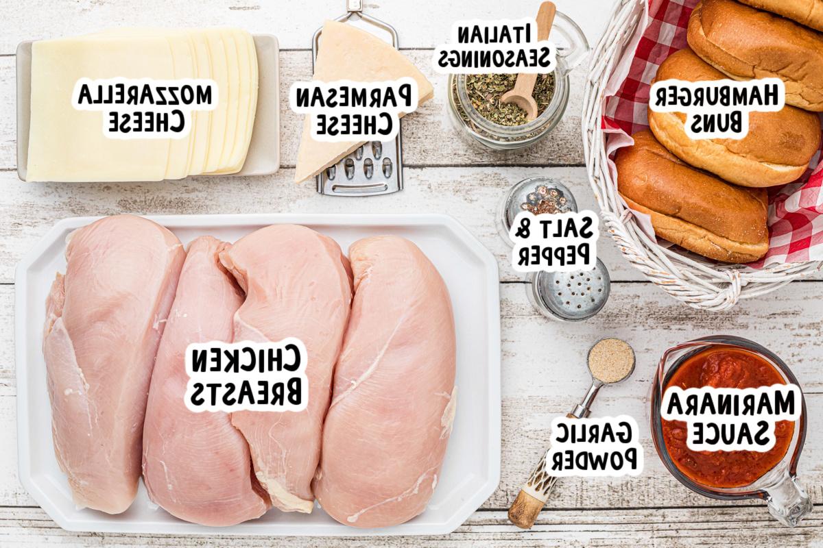 Panini al Pollo alla Parmigiana a Cottura Lenta 3 Ingredienti per i panini al pollo alla parmigiana disposti su un tavolo.