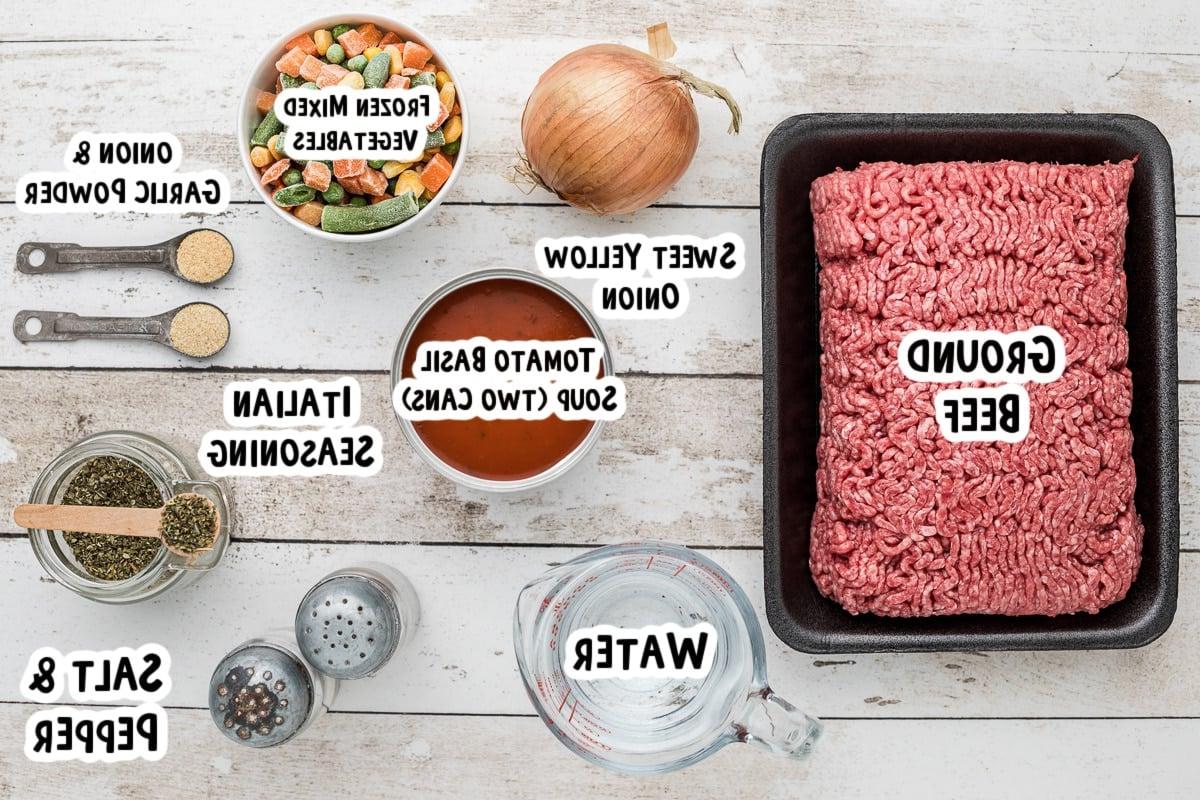 Zuppa di Hamburger a Cottura Lenta 3 Ingredienti disposti su un tavolo per la preparazione della zuppa di hamburger.