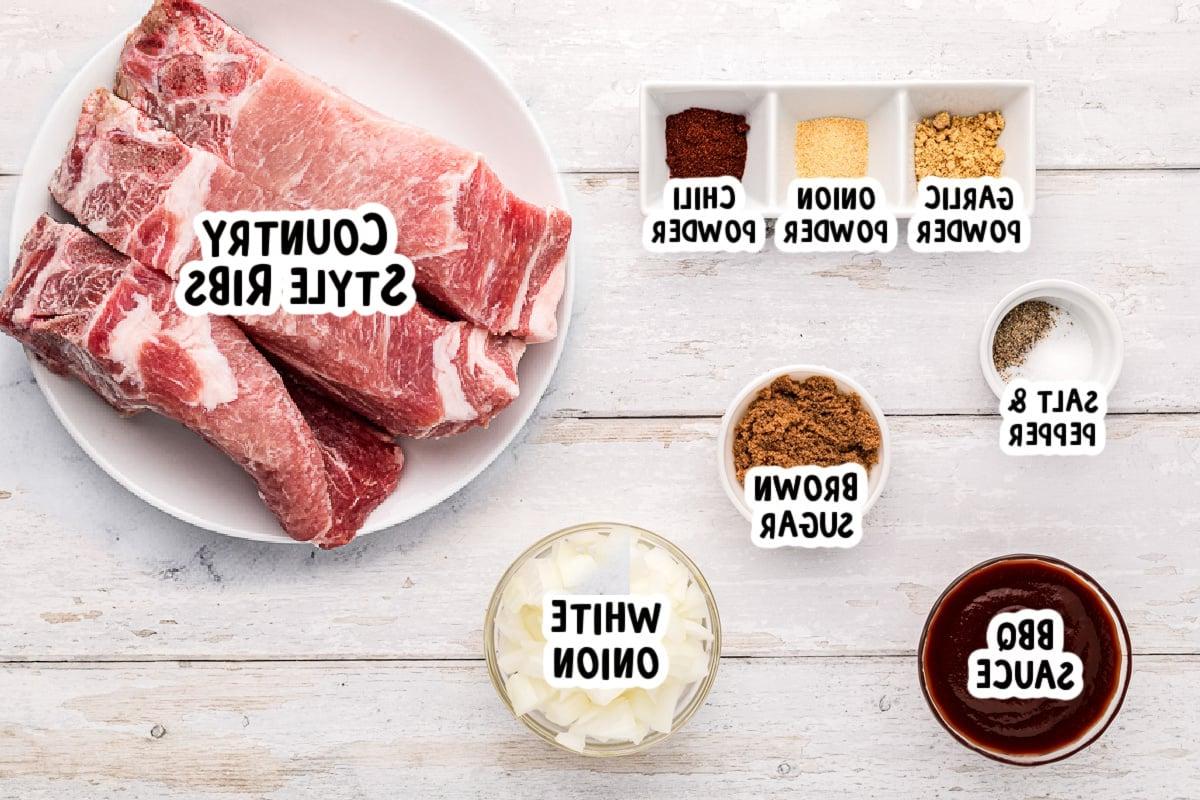 Costine di Maiale Stile Campagnolo a Cottura Lenta 3 ingredienti per costine di maiale stile country su un tavolo con testo degli ingredienti.